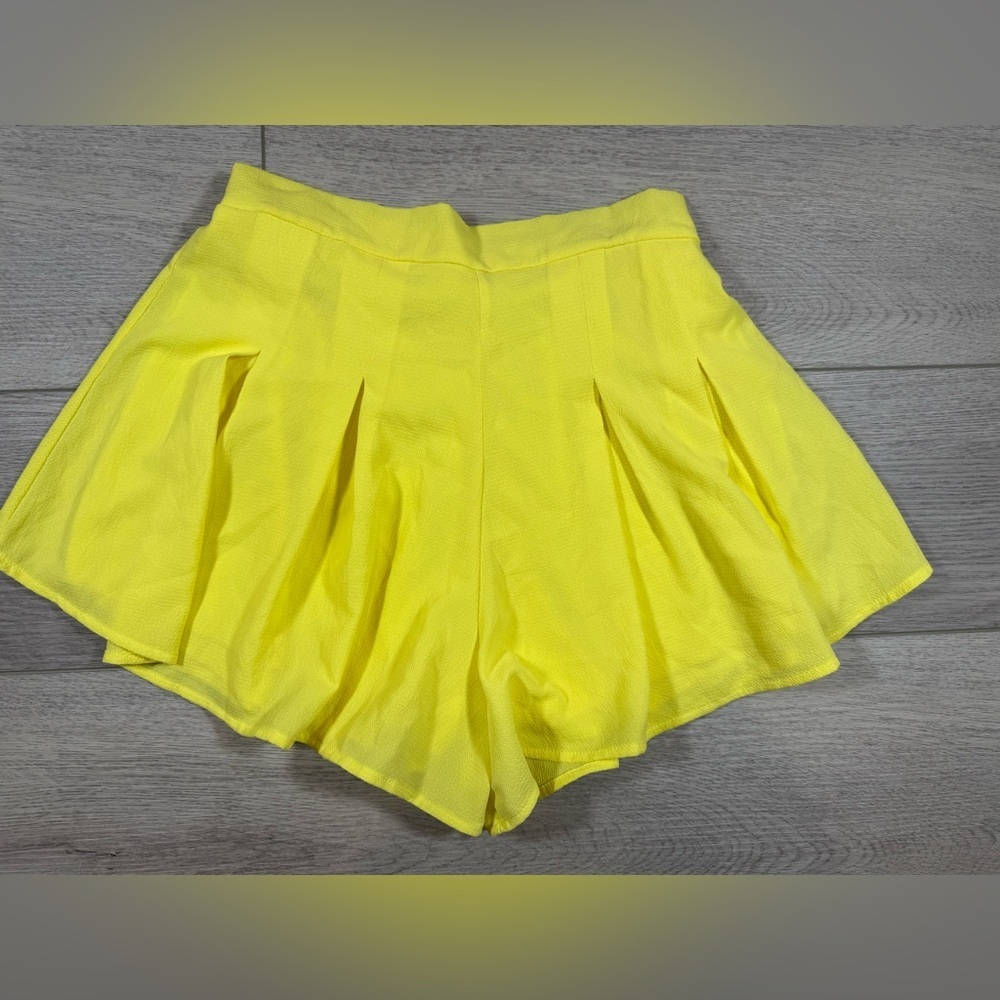Women’s Lucy in the Sky High Waist Yellow Shorts sz medium trendy sorority